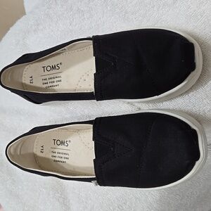 TOMS Kids Black Canvas Sneakers-12Y NWOT